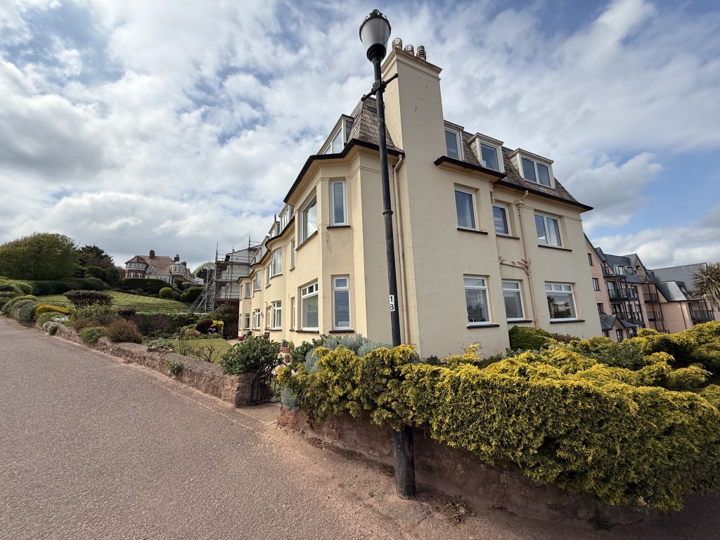 Lot: 124 - TOP FLOOR APARTMENT WITH STUNNING SEA VIEWS - General view of the side of the building